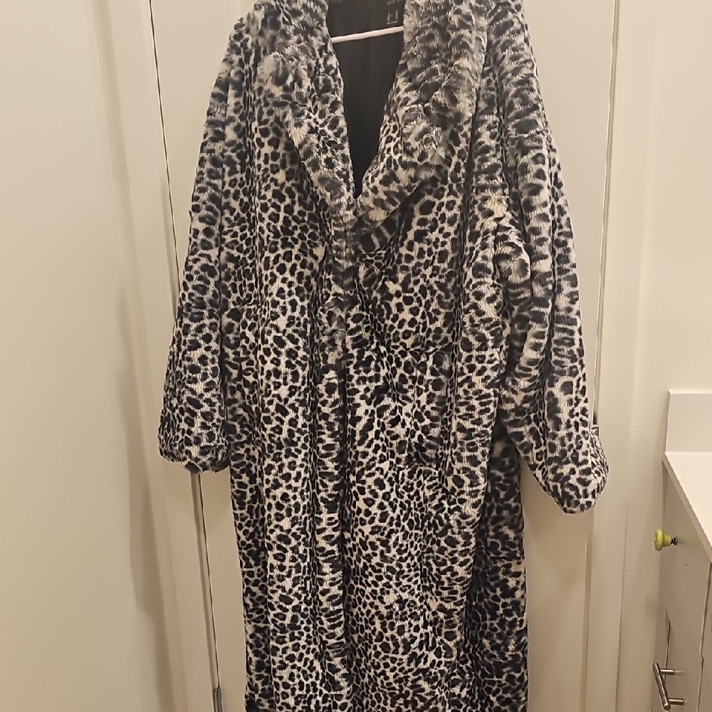 Forever 21 Black and White Animal Print Robe